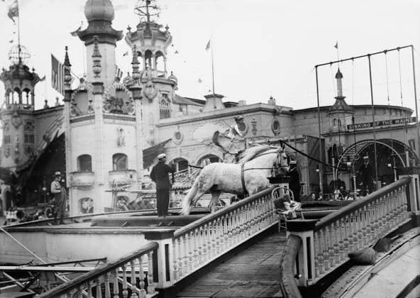 RECORD DATE NOT STATED Coney Island, Open air circus, between c1910 and c1915. Copyright:xHeritagexArt HeritagexImagesxBainxNewsxServicex IMAGO, ! ACHTUNG: AUFNAHMEDATUM GESCHÄTZT!  Copyright:HeritagexArt HeritagexImagesxBainxNewsxServicex IMAGO