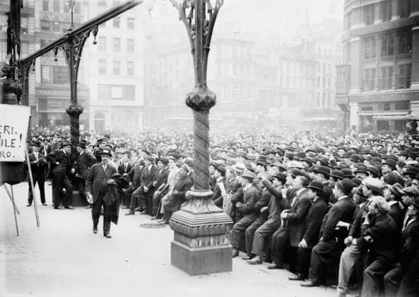 RECORD DATE NOT STATED Union Square, New York. J.J. Ettor speaking to striking barbers, 1913. Shows labor leader Joseph James Ettor (1886-1948) speaking during the Brooklyn barbers strike of 1913, Union Square, New York City. Copyright:xHeritagexArt HeritagexImagesxBainxNewsxServicex IMAGO, ! ACHTUNG: AUFNAHMEDATUM GESCHÄTZT!  Copyright:HeritagexArt HeritagexImagesxBainxNewsxServicex IMAGO