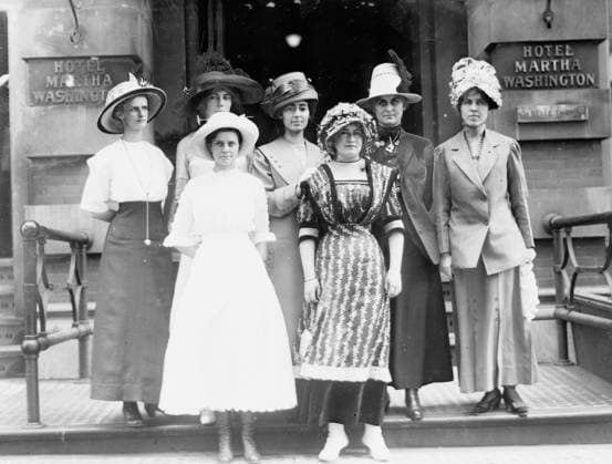 RECORD DATE NOT STATED Oregon girls in N. Y., c1912. Probably shows suffragists from Oregon who were visiting New York City before meeting in Washington, D.C. with President Wilson. Copyright:xHeritagexArt HeritagexImagesxBainxNewsxServicex IMAGO, ! ACHTUNG: AUFNAHMEDATUM GESCHÄTZT!  Copyright:HeritagexArt HeritagexImagesxBainxNewsxServicex IMAGO