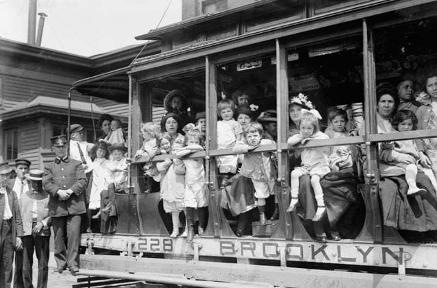 RECORD DATE NOT STATED Fresh air outing, 1913. Probably shows mothers and their children in trolley car heading to ferry which took them to Sea Breeze, Coney Island, on a trip sponsored by the Fresh Air Home of the New York Association for Improving the Condition of the Poor. Copyright:xHeritagexArt HeritagexImagesxBainxNewsxServicex IMAGO, ! ACHTUNG: AUFNAHMEDATUM GESCHÄTZT!  Copyright:HeritagexArt HeritagexImagesxBainxNewsxServicex IMAGO