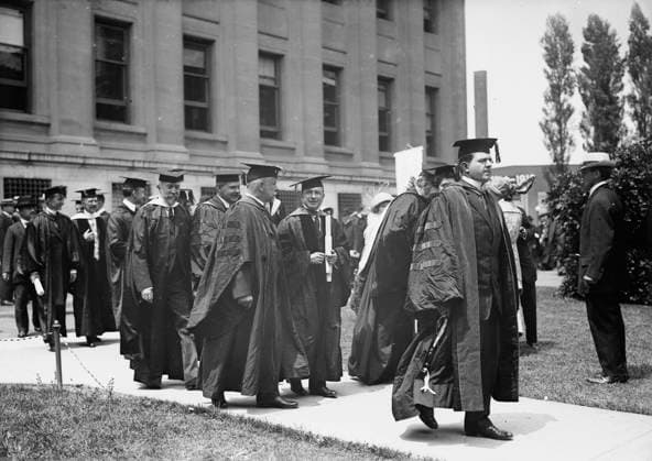 RECORD DATE NOT STATED Columbia Alumni, 6 4 13, Dr. Carrel, 1913. Shows alumni at the June 4, 1913 Columbia University commencement including Dr. Alexis Carrel in center with his face towards the camera. Carrel received an honorary degree at the commencement. Copyright:xHeritagexArt HeritagexImagesxBainxNewsxService GeorgexGrahamxBainx IMAGO, ! ACHTUNG: AUFNAHMEDATUM GESCHÄTZT!  Copyright:HeritagexArt HeritagexImagesxBainxNewsxService GeorgexGrahamxBainx IMAGO