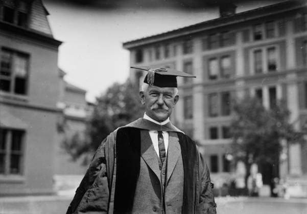 RECORD DATE NOT STATED Prof. Gorgas, Columbia, 1913. Shows Dr. William Crawford Gorgas (1854-1920), a physician and 22nd Surgeon General of the U.S. Army (1914-18) and recipient of an honorary degree at Columbia University s June 4, 1913 commencement. Copyright:xHeritagexArt HeritagexImagesxBainxNewsxService GeorgexGrahamxBainx IMAGO, ! ACHTUNG: AUFNAHMEDATUM GESCHÄTZT!  Copyright:HeritagexArt HeritagexImagesxBainxNewsxService GeorgexGrahamxBainx IMAGO