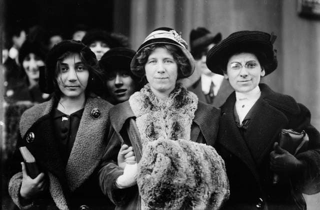 RECORD DATE NOT STATED 14-yr. old striker, Fola La Follette, and Rose Livingston, 1913. Shows suffrage and labor activist Flora Dodge Fola La Follette (1882-1970), social reformer and missionary Rose Livingston and a young striker during a garment strike in New York City in 1913. Copyright:xHeritagexArt HeritagexImagesxBainxNewsxServicex IMAGO, ! ACHTUNG: AUFNAHMEDATUM GESCHÄTZT!  Copyright:HeritagexArt HeritagexImagesxBainxNewsxServicex IMAGO