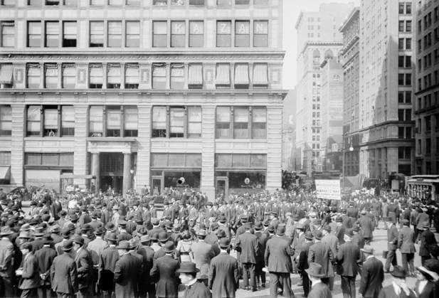 RECORD DATE NOT STATED May Day Parade - Union Sq., 1913, 1913. Shows crowd gathered in Union Square, New York City during the May Day parade, May 1, 1913. Copyright:xHeritagexArt HeritagexImagesxBainxNewsxServicex IMAGO, ! ACHTUNG: AUFNAHMEDATUM GESCHÄTZT!  Copyright:HeritagexArt HeritagexImagesxBainxNewsxServicex IMAGO