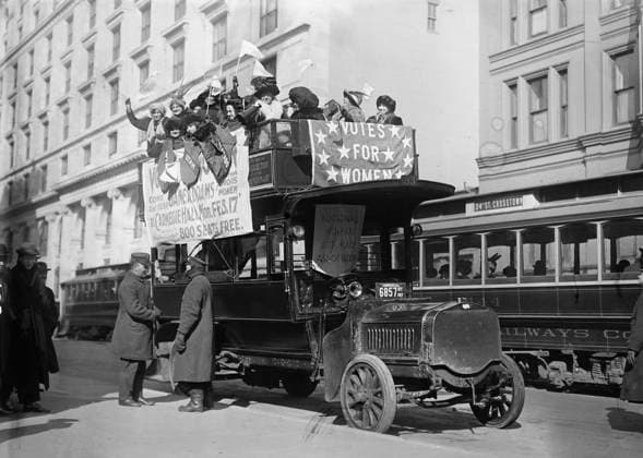 RECORD DATE NOT STATED Washington hikers, 1913. Shows suffragists on bus in New York City, part of the suffrage hike to Washington, D.C. which joined the March 3, 1913 National American Woman Suffrage Association parade. Copyright:xHeritagexArt HeritagexImagesxBainxNewsxServicex IMAGO, ! ACHTUNG: AUFNAHMEDATUM GESCHÄTZT!  Copyright:HeritagexArt HeritagexImagesxBainxNewsxServicex IMAGO