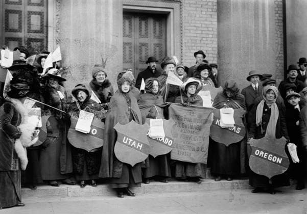 RECORD DATE NOT STATED Suffrage hikers collecting, 1913. Shows suffrage hikers who took part in the suffrage hike from New York City to Washington, D.C. which joined the March 3, 1913 National American Woman Suffrage Association parade. Copyright:xHeritagexArt HeritagexImagesxBainxNewsxServicex IMAGO, ! ACHTUNG: AUFNAHMEDATUM GESCHÄTZT!  Copyright:HeritagexArt HeritagexImagesxBainxNewsxServicex IMAGO