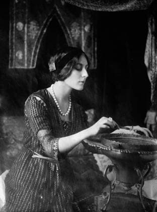 RECORD DATE NOT STATED Napierkowska, between c1910 and c1915. Shows French actress, dancer, and silent film star Stacia Napierkowska (1891-1945). Copyright:xHeritagexArt HeritagexImagesxBainxNewsxServicex IMAGO, ! ACHTUNG: AUFNAHMEDATUM GESCHÄTZT!  Copyright:HeritagexArt HeritagexImagesxBainxNewsxServicex IMAGO