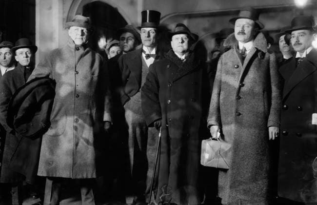 RECORD DATE NOT STATED C.A.H. Friedmann, C. deVidal Hundt, C.E. Finlay, Dr. F.F. Friedmann, 1913. Shows Dr. Friedrich Franz Friedmann (1876-1953) a tuberculosis researcher from Berlin, Germany, who came to New York City in 1913 to show that his turtle vaccine would give immunity to the disease. Depicted with him are his brother, C.H. Friedmann; his secretary, Charles de Vidal Hundt; and Charles E. Finlay, a New York City banker and real estate developer who had offered a reward for a cure for tuberculosis. Copyright:xHeritagexArt HeritagexImagesxBainxNewsxServicex IMAGO, ! ACHTUNG: AUFNAHMEDATUM GESCHÄTZT!  Copyright:HeritagexArt HeritagexImagesxBainxNewsxServicex IMAGO