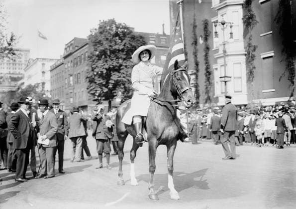 RECORD DATE NOT STATED Inez Milholland, 1913. Shows suffragist and lawyer Inez Milholland Boissevain (1886-1916) at a women s suffrage parade in New York City, May 3, 1913. Copyright:xHeritagexArt HeritagexImagesxBainxNewsxServicex IMAGO, ! ACHTUNG: AUFNAHMEDATUM GESCHÄTZT!  Copyright:HeritagexArt HeritagexImagesxBainxNewsxServicex IMAGO