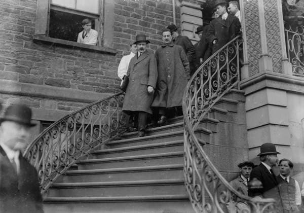 RECORD DATE NOT STATED Dr. F.F. Friedmann leaving hospital, 1913. Shows Dr. Friedrich Franz Friedmann (1876-1953), a tuberculosis researcher from Berlin, Germany, who came to New York City in 1913 to show that his turtle vaccine would give immunity to the disease. Copyright:xHeritagexArt HeritagexImagesxBainxNewsxServicex IMAGO, ! ACHTUNG: AUFNAHMEDATUM GESCHÄTZT!  Copyright:HeritagexArt HeritagexImagesxBainxNewsxServicex IMAGO