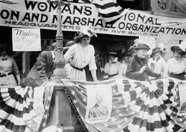 RECORD DATE NOT STATED Daisy Harriman addresses a Democratic rally in Union Square, New York City, 1912. Shows a banner for the Woman s National Wilson and Marshall Organization. The New York Times states that Mrs. Jaffray Borden (Daisy) Harriman was the founder and chairman. They were active at least through the 1912 election. Copyright:xHeritagexArt HeritagexImagesxBainxNewsxServicex IMAGO, ! ACHTUNG: AUFNAHMEDATUM GESCHÄTZT!  Copyright:HeritagexArt HeritagexImagesxBainxNewsxServicex IMAGO