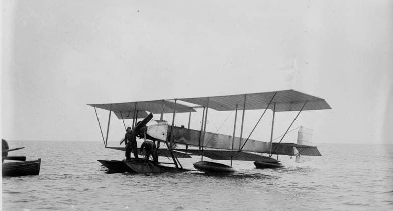 RECORD DATE NOT STATED The New Warship - Commander Samson s hydroplane, between c1910 and c1915. Shows aviator Charles Rumney Samson (1883-1931) in a Short S41 Tractor biplane. Copyright:xHeritagexArt HeritagexImagesxBainxNewsxServicex IMAGO, ! ACHTUNG: AUFNAHMEDATUM GESCHÄTZT!  Copyright:HeritagexArt HeritagexImagesxBainxNewsxServicex IMAGO