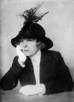 RECORD DATE NOT STATED The female fan - this is our last chance - Bessie Stewart, between c1910 and c1915. Copyright:xHeritagexArt HeritagexImagesxBainxNewsxServicex IMAGO, ! ACHTUNG: AUFNAHMEDATUM GESCHÄTZT!  Copyright:HeritagexArt HeritagexImagesxBainxNewsxServicex IMAGO