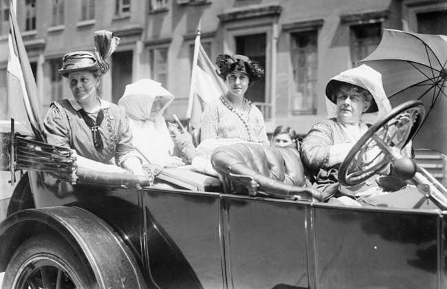 RECORD DATE NOT STATED Mrs. Sus. Fitzgerald, Emma Bugby, Maggie Murphy, Mrs. H.S. Blatch, 1913. Shows (left to right) suffragists Susan Walker Fitzgerald (1871-1943), Emma Bugbee (1888-1981), Maggie Murphy and Harriot Stanton Blatch (1856-1940) at a women s suffrage parade in New York City. Copyright:xHeritagexArt HeritagexImagesxBainxNewsxServicex IMAGO, ! ACHTUNG: AUFNAHMEDATUM GESCHÄTZT!  Copyright:HeritagexArt HeritagexImagesxBainxNewsxServicex IMAGO