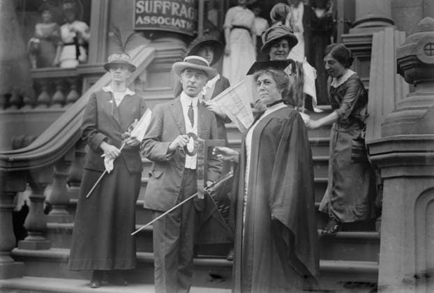 RECORD DATE NOT STATED A.H. Brown & Harriet Mills, 1913. Shows Alfred H. Brown, member of the Men s League for Woman Suffrage with Harriet May Mills, president of the New York State Woman s Suffrage Association. Photo taken outside of the Association s headquarters at 180 Madison Ave., New York City. Copyright:xHeritagexArt HeritagexImagesxBainxNewsxServicex IMAGO, ! ACHTUNG: AUFNAHMEDATUM GESCHÄTZT!  Copyright:HeritagexArt HeritagexImagesxBainxNewsxServicex IMAGO