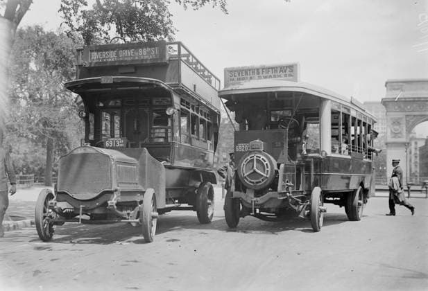 RECORD DATE NOT STATED Fifth Ave. bus, 1913. Shows buses on Fifth Avenue, New York City, including one made by De Dion-Bouton of France (right). The Washington Square Arch is in the background. Copyright:xHeritagexArt HeritagexImagesxBainxNewsxServicex IMAGO, ! ACHTUNG: AUFNAHMEDATUM GESCHÄTZT!  Copyright:HeritagexArt HeritagexImagesxBainxNewsxServicex IMAGO