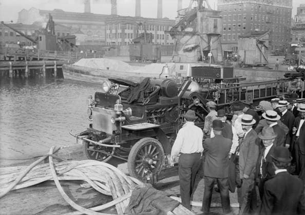 RECORD DATE NOT STATED Motor fire engine, 1913. Shows competition of motor pumper engines held by the International Association of Fire Engineers, New York City, Sept. 3, 1913. Pumper engines drew water from the Hudson River. Copyright:xHeritagexArt HeritagexImagesxBainxNewsxServicex IMAGO, ! ACHTUNG: AUFNAHMEDATUM GESCHÄTZT!  Copyright:HeritagexArt HeritagexImagesxBainxNewsxServicex IMAGO