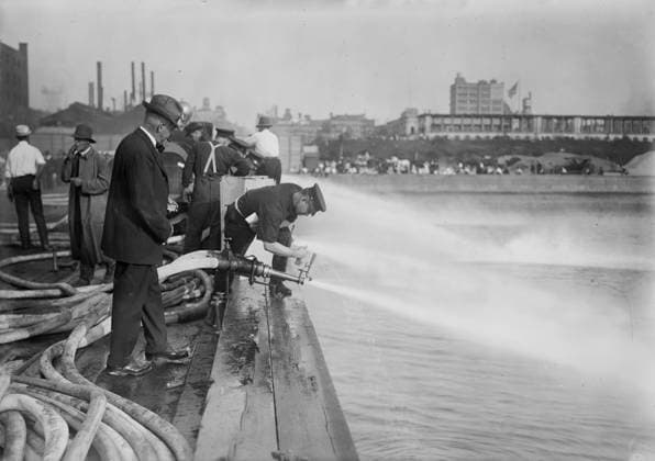 RECORD DATE NOT STATED Testing stream from motor fire engines, 1913. Shows competition of motor pumper engines held by the International Association of Fire Engineers, New York City, Sept. 3, 1913. Pumper engines drew water from the Hudson River. Copyright:xHeritagexArt HeritagexImagesxBainxNewsxServicex IMAGO, ! ACHTUNG: AUFNAHMEDATUM GESCHÄTZT!  Copyright:HeritagexArt HeritagexImagesxBainxNewsxServicex IMAGO