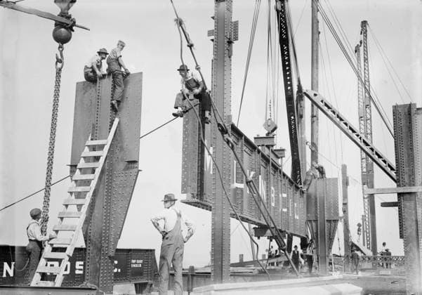 RECORD DATE NOT STATED Putting 46 ton girder in place - Cons. Gas Co s Bldg., 1913. Shows Consolidated Gas Company building, 15th and Irving, New York City. Copyright:xHeritagexArt HeritagexImagesxBainxNewsxServicex IMAGO, ! ACHTUNG: AUFNAHMEDATUM GESCHÄTZT!  Copyright:HeritagexArt HeritagexImagesxBainxNewsxServicex IMAGO