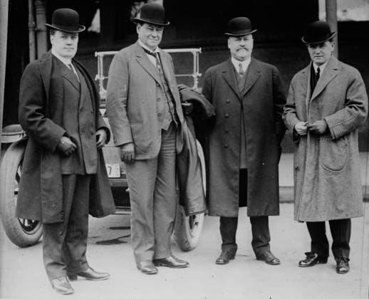 RECORD DATE NOT STATED H.J. Titus, Dr. H. Wiley, A.D. Charlton, and Dr. Geo. Ainslie, between c1910 and c1915. Shows Hazen J. Titus, the Northern Pacific Railway s superintendent of dining cars; chemist Harvey Washington Wiley (1844-1930); A.D. Charlton, assistant general passenger agent of the Northern Pacific Railway, and Dr. George Ainslie. Copyright:xHeritagexArt HeritagexImagesxBainxNewsxServicex IMAGO, ! ACHTUNG: AUFNAHMEDATUM GESCHÄTZT!  Copyright:HeritagexArt HeritagexImagesxBainxNewsxServicex IMAGO