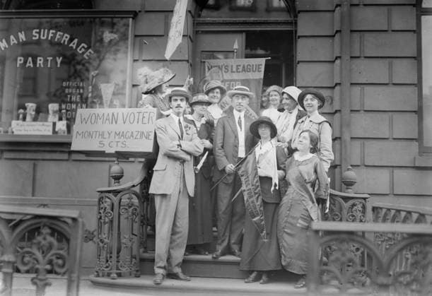 RECORD DATE NOT STATED R.C. Beadle, A.H. Brown, and suffragettes, 1913. Shows Robert Cameron Beadle and Alfred H. Brown, members of the Men s League for Woman Suffrage with others, outside 48 East 34th St., headquarters of the Woman s Suffrage Party of Manhattan. Copyright:xHeritagexArt HeritagexImagesxBainxNewsxServicex IMAGO, ! ACHTUNG: AUFNAHMEDATUM GESCHÄTZT!  Copyright:HeritagexArt HeritagexImagesxBainxNewsxServicex IMAGO