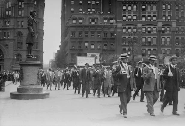 RECORD DATE NOT STATED Gaynor notification 9 3 13, 1913. Shows supporters at the notification ceremony that took place on September 3, 1913 on the steps of City Hall, New York City, where Mayor William J. Gaynor was nominated for re-election. William Jay Gaynor had served a term as reform mayor of New York. Because the incorruptible Gaynor would not cooperate with the Tammany machine, Tammany refused to nominate him for a second term. So Gaynor was renominated by an independent group, and accepted their nomination. Copyright:xHeritagexArt HeritagexImagesxBainxNewsxServicex IMAGO, ! ACHTUNG: AUFNAHMEDATUM GESCHÄTZT!  Copyright:HeritagexArt HeritagexImagesxBainxNewsxServicex IMAGO