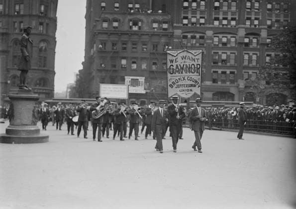 RECORD DATE NOT STATED At Gaynor notification 9 3 13, 1913. Shows the notification ceremony that took place on September 3, 1913 on the steps of City Hall, New York City, where Mayor William J. Gaynor was nominated for re-election. William Jay Gaynor had served a term as reform mayor of New York. Because the incorruptible Gaynor would not cooperate with the Tammany machine, Tammany refused to nominate him for a second term. So Gaynor was renominated by an independent group, and accepted their nomination. Nathan Hale statue on right. Copyright:xHeritagexArt HeritagexImagesxBainxNewsxServicex IMAGO, ! ACHTUNG: AUFNAHMEDATUM GESCHÄTZT!  Copyright:HeritagexArt HeritagexImagesxBainxNewsxServicex IMAGO