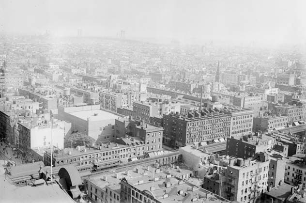 RECORD DATE NOT STATED Birds eye view of N.Y.C. from roof of Consolidated Gas Building, 1913. Taken from roof of the Consolidated Gas Company building, 15th and Irving, New York City. Copyright:xHeritagexArt HeritagexImagesxBainxNewsxServicex IMAGO, ! ACHTUNG: AUFNAHMEDATUM GESCHÄTZT!  Copyright:HeritagexArt HeritagexImagesxBainxNewsxServicex IMAGO