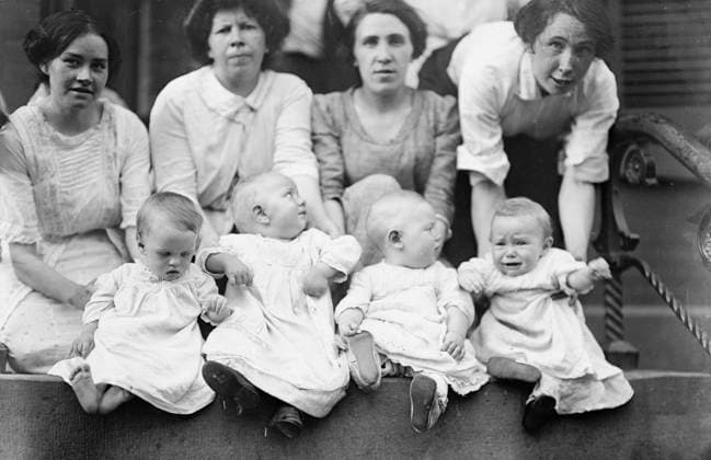 RECORD DATE NOT STATED East Side Babies, between c1910 and c1915. Copyright:xHeritagexArt HeritagexImagesxBainxNewsxServicex IMAGO, ! ACHTUNG: AUFNAHMEDATUM GESCHÄTZT!  Copyright:HeritagexArt HeritagexImagesxBainxNewsxServicex IMAGO