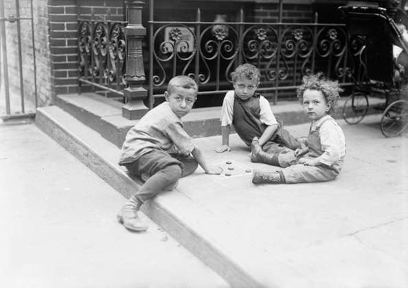 RECORD DATE NOT STATED East Side Children, between c1910 and c1915. Copyright:xHeritagexArt HeritagexImagesxBainxNewsxServicex IMAGO, ! ACHTUNG: AUFNAHMEDATUM GESCHÄTZT!  Copyright:HeritagexArt HeritagexImagesxBainxNewsxServicex IMAGO