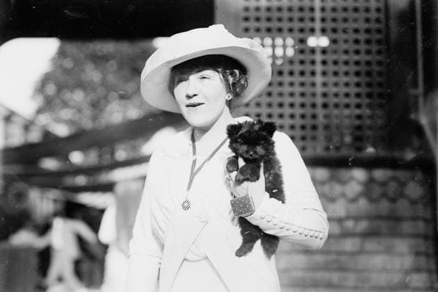 RECORD DATE NOT STATED Mrs. Arthur Carrol and Pom Pom, between c1910 and c1915. Copyright:xHeritagexArt HeritagexImagesxBainxNewsxServicex IMAGO, ! ACHTUNG: AUFNAHMEDATUM GESCHÄTZT!  Copyright:HeritagexArt HeritagexImagesxBainxNewsxServicex IMAGO