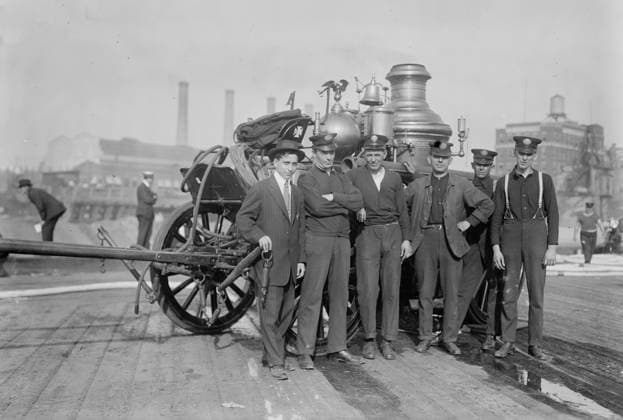 RECORD DATE NOT STATED N.Y. s old type horse drawn fire engine, between c1910 and c1915. Copyright:xHeritagexArt HeritagexImagesxBainxNewsxServicex IMAGO, ! ACHTUNG: AUFNAHMEDATUM GESCHÄTZT!  Copyright:HeritagexArt HeritagexImagesxBainxNewsxServicex IMAGO