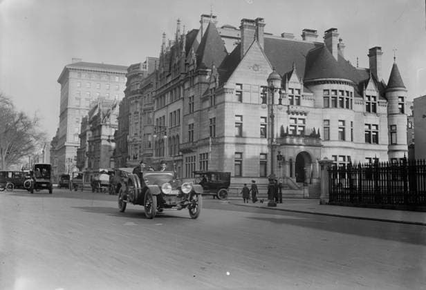 RECORD DATE NOT STATED Brokaw House, 5th Ave., between c1910 and c1915. Shows Isaac Brokaw mansion, designed by Rose & Stone, with apartment house in background, New York City. The mansion was located at 5th Avenue and East 79th St. and demolished in 1965. Copyright:xHeritagexArt HeritagexImagesxBainxNewsxServicex IMAGO, ! ACHTUNG: AUFNAHMEDATUM GESCHÄTZT!  Copyright:HeritagexArt HeritagexImagesxBainxNewsxServicex IMAGO