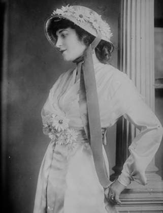 RECORD DATE NOT STATED Carolyn Thomson in Adele, 1913. Shows singer Carolyn Thomson. Copyright:xHeritagexArt HeritagexImagesxBainxNewsxServicex IMAGO, ! ACHTUNG: AUFNAHMEDATUM GESCHÄTZT!  Copyright:HeritagexArt HeritagexImagesxBainxNewsxServicex IMAGO