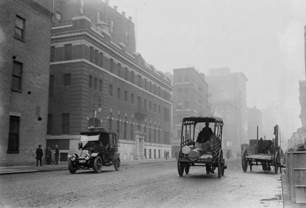 RECORD DATE NOT STATED Hospital of N.Y. Women s League for Animals, 1914. Shows the hospital of the New York Women s League for Animals at 350 Lafayette Street, New York City which opened in March 1914. Copyright:xHeritagexArt HeritagexImagesxBainxNewsxServicex IMAGO, ! ACHTUNG: AUFNAHMEDATUM GESCHÄTZT!  Copyright:HeritagexArt HeritagexImagesxBainxNewsxServicex IMAGO