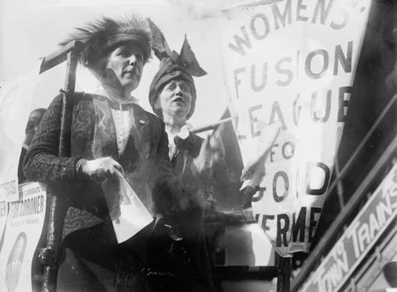 RECORD DATE NOT STATED Mrs. J.B. Harriman and Mrs. C.D. Gibson, 1913. Shows suffragists Mrs. Charles Dana Gibson (Irene Langhorne) (d. 1956) and Mrs. J. Borden Harriman (Florence Jaffray Daisy Harriman) (1870-1967), leader of the Women s Fusion League probably campaigning together for New York City Mayor Mitchel in October 1913. Copyright:xHeritagexArt HeritagexImagesxBainxNewsxServicex IMAGO, ! ACHTUNG: AUFNAHMEDATUM GESCHÄTZT!  Copyright:HeritagexArt HeritagexImagesxBainxNewsxServicex IMAGO