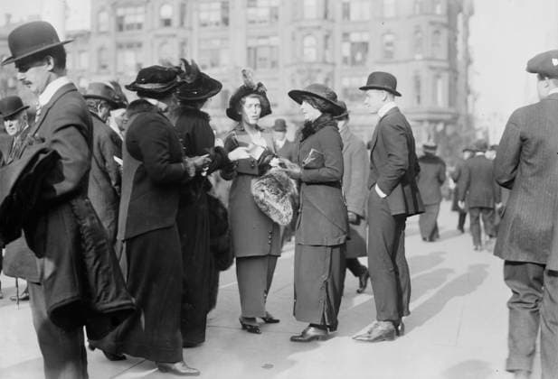 RECORD DATE NOT STATED Mrs. Walter Chambers, 1914. Possibly shows suffrage gathering in New York City to publicize the Votes for Women Entertainment and Ball held at the Armory on January 31, 1914. Copyright:xHeritagexArt HeritagexImagesxBainxNewsxServicex IMAGO, ! ACHTUNG: AUFNAHMEDATUM GESCHÄTZT!  Copyright:HeritagexArt HeritagexImagesxBainxNewsxServicex IMAGO