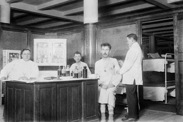 RECORD DATE NOT STATED N.Y. City lodging house - vaccinating, 1914. Shows a doctor giving a shot to a man at the Municipal Lodging House of New York City, which opened in February 1909 at 432-438 East 25th Street. Copyright:xHeritagexArt HeritagexImagesxBainxNewsxServicex IMAGO, ! ACHTUNG: AUFNAHMEDATUM GESCHÄTZT!  Copyright:HeritagexArt HeritagexImagesxBainxNewsxServicex IMAGO