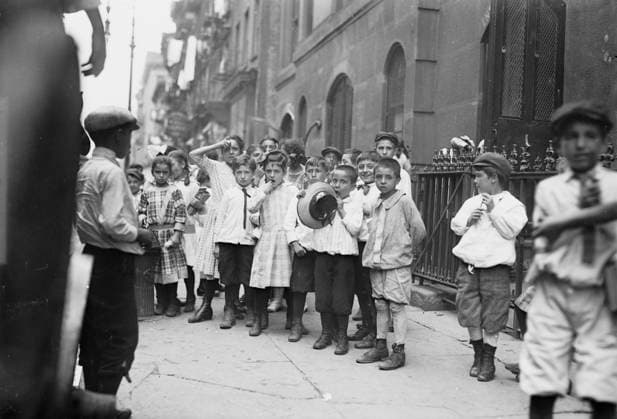 RECORD DATE NOT STATED N.Y. school - Italians, between c1910 and c1915. Copyright:xHeritagexArt HeritagexImagesxBainxNewsxServicex IMAGO, ! ACHTUNG: AUFNAHMEDATUM GESCHÄTZT!  Copyright:HeritagexArt HeritagexImagesxBainxNewsxServicex IMAGO
