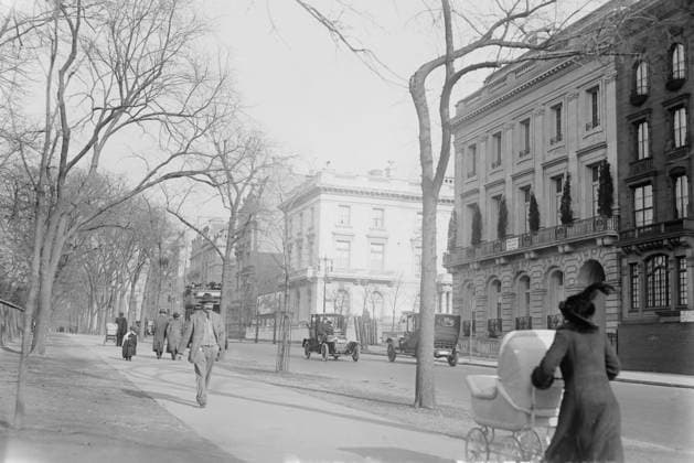 RECORD DATE NOT STATED Phipps home--Speyer House, between c1910 and c1915. Shows the James Speyer house, to the right, a mansion at 1058 Fifth Avenue, on the southeast corner of 87th Street, New York City. Copyright:xHeritagexArt HeritagexImagesxBainxNewsxServicex IMAGO, ! ACHTUNG: AUFNAHMEDATUM GESCHÄTZT!  Copyright:HeritagexArt HeritagexImagesxBainxNewsxServicex IMAGO