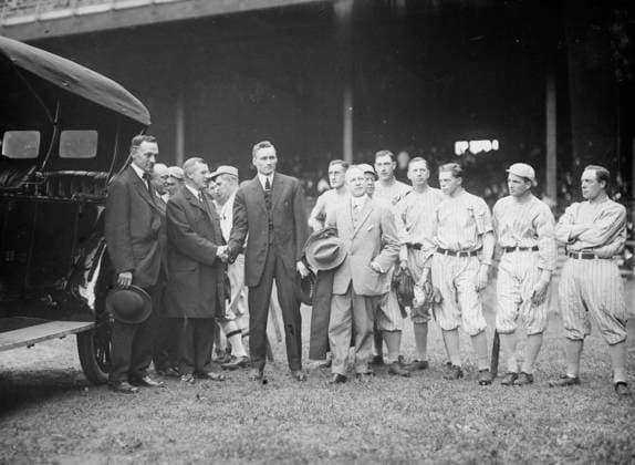 RECORD DATE NOT STATED Presenting Auto to Walter Johnson, Washington AL (baseball), 1913. Shows baseball player Walter Johnson who was named the American League s Most Valuable Player and given the Chalmers Award of a new Chalmers automobile. Copyright:xHeritagexArt HeritagexImagesxBainxNewsxServicex IMAGO, ! ACHTUNG: AUFNAHMEDATUM GESCHÄTZT!  Copyright:HeritagexArt HeritagexImagesxBainxNewsxServicex IMAGO