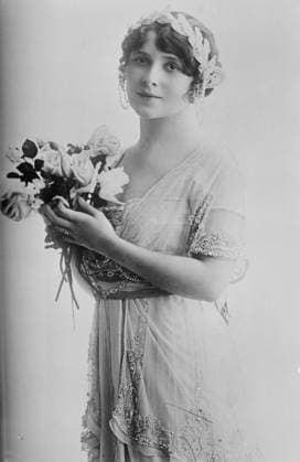 RECORD DATE NOT STATED Sari Petrass, between c1910 and c1915. Shows Hungarian operetta actress and singer Sa?ri Petra?ss (1888-1930). Copyright:xHeritagexArt HeritagexImagesxBainxNewsxServicex IMAGO, ! ACHTUNG: AUFNAHMEDATUM GESCHÄTZT!  Copyright:HeritagexArt HeritagexImagesxBainxNewsxServicex IMAGO