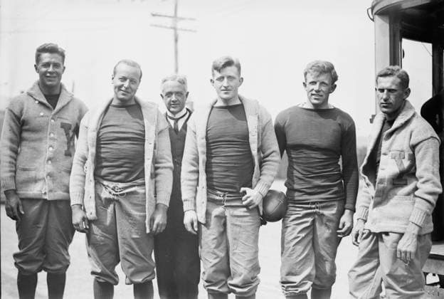 RECORD DATE NOT STATED Spalding - Baumeister i.e. Bomeisler - Bull - Gallauer - Ketcham (Capt.) - Howard Jones -- Yale Coaches and Capt., 1913. Shows members of the Yale University football team including Howard Harding Jones (1885-1941) who coached the Yale football team in 1909 and 1913, Henry Hank Ketcham (1891-1986), Douglas M. Bo Bomeisler (1892-1953), Jesse Spalding, Carl Gallauer Jr.(1890-1964), and Dr. William T. Bull. Copyright:xHeritagexArt HeritagexImagesxBainxNewsxServicex IMAGO, ! ACHTUNG: AUFNAHMEDATUM GESCHÄTZT!  Copyright:HeritagexArt HeritagexImagesxBainxNewsxServicex IMAGO