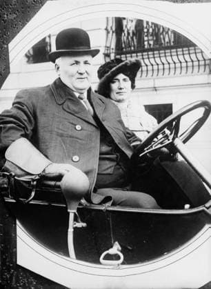 RECORD DATE NOT STATED W.W. McCredie & wife, between c1910 and c1915. Shows William Wallace McCredie (1862-1935), judge, Congressman from Washington State, and baseball team president. Copyright:xHeritagexArt HeritagexImagesxBainxNewsxServicex IMAGO, ! ACHTUNG: AUFNAHMEDATUM GESCHÄTZT!  Copyright:HeritagexArt HeritagexImagesxBainxNewsxServicex IMAGO