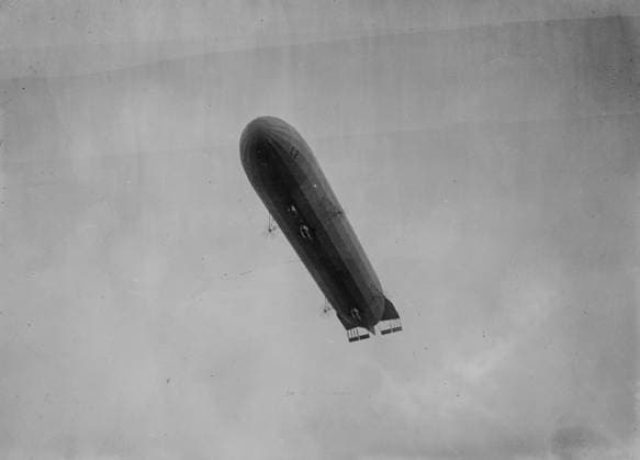 RECORD DATE NOT STATED Zeppelin L II i.e., zeppelin , between c1910 and c1915. Shows the German zeppelin naval airship, L II, (also known as LZ 18) which later exploded outside of Berlin on October 17, 1913. Copyright:xHeritagexArt HeritagexImagesxBainxNewsxServicex IMAGO, ! ACHTUNG: AUFNAHMEDATUM GESCHÄTZT!  Copyright:HeritagexArt HeritagexImagesxBainxNewsxServicex IMAGO