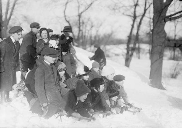 RECORD DATE NOT STATED Coasting - Central Park, between c1910 and c1915. Copyright:xHeritagexArt HeritagexImagesxBainxNewsxServicex IMAGO, ! ACHTUNG: AUFNAHMEDATUM GESCHÄTZT!  Copyright:HeritagexArt HeritagexImagesxBainxNewsxServicex IMAGO