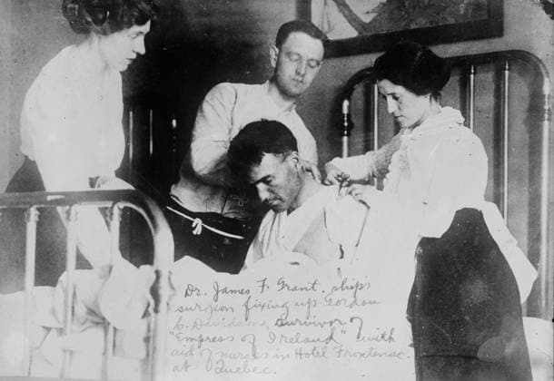 RECORD DATE NOT STATED Dr. James F. Grant, ship s surgeon, fixing up Gordon G. Davidson, survivor of EMPRESS OF IRELAND, in Hotel Frontenac at Quebec, 1914. Shows Dr. James F. Grant (1887-1947) who survived the sinking of the RMS Empress of Ireland on the Saint Lawrence River, May 29, 1914 and helped other survivors. Copyright:xHeritagexArt HeritagexImagesxBainxNewsxServicex IMAGO, ! ACHTUNG: AUFNAHMEDATUM GESCHÄTZT!  Copyright:HeritagexArt HeritagexImagesxBainxNewsxServicex IMAGO