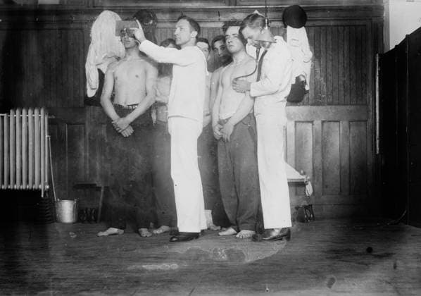 RECORD DATE NOT STATED Examining new Navy Recruits, between c1910 and c1915. Copyright:xHeritagexArt HeritagexImagesxBainxNewsxServicex IMAGO, ! ACHTUNG: AUFNAHMEDATUM GESCHÄTZT!  Copyright:HeritagexArt HeritagexImagesxBainxNewsxServicex IMAGO