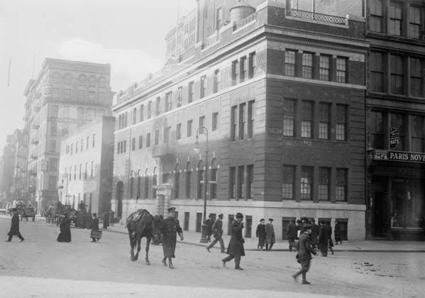 RECORD DATE NOT STATED Hospital of N.Y. Women s League for Animals, 1914. Shows the hospital of the New York Women s League for Animals at 350 Lafayette Street, New York City which opened in March, 1914. Copyright:xHeritagexArt HeritagexImagesxBainxNewsxServicex IMAGO, ! ACHTUNG: AUFNAHMEDATUM GESCHÄTZT!  Copyright:HeritagexArt HeritagexImagesxBainxNewsxServicex IMAGO