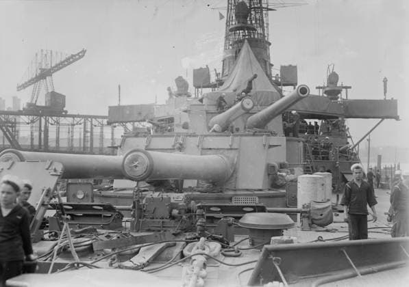 RECORD DATE NOT STATED NEW YORK -- 14 guns forward, between c1910 and c1915. Copyright:xHeritagexArt HeritagexImagesxBainxNewsxServicex IMAGO, ! ACHTUNG: AUFNAHMEDATUM GESCHÄTZT!  Copyright:HeritagexArt HeritagexImagesxBainxNewsxServicex IMAGO